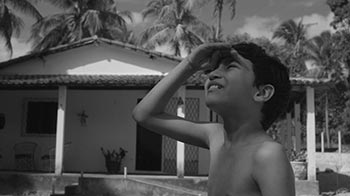 Un enfant regarde le ciel. Extrait du film Sidéral de Carlos Segundo 