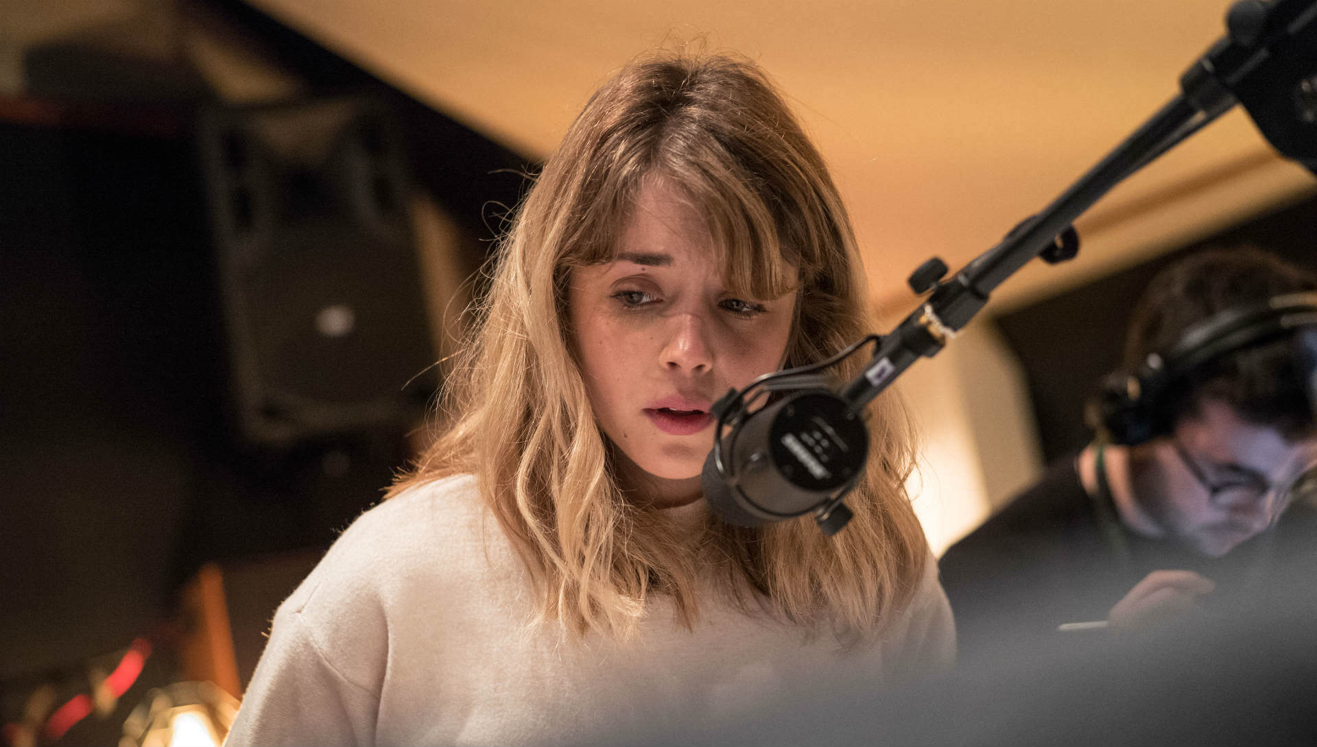 Alice Isaaz enregistrant Calls, saison 2