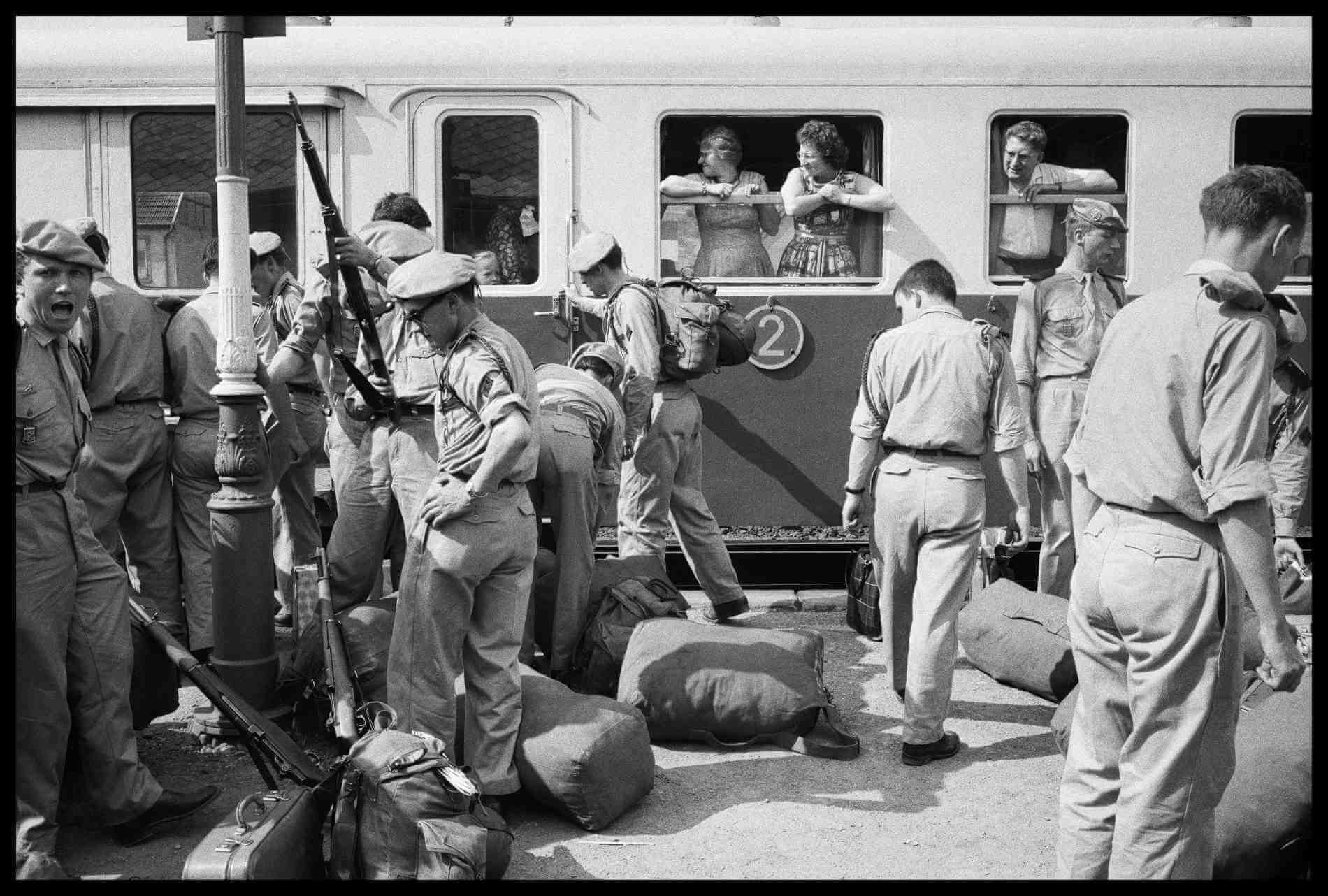 Arrivée des soldats en formation à l’école du Roc, Chamonix-Mont-Blanc, juillet 1962. - FN