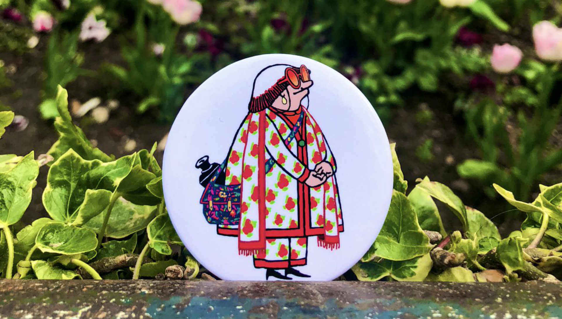 Le badge hommage à Agnès Varda, photographié dans le jardin du Palais-Royal par le ministre de la Culture Franck Riester, le jour des obsèques de la réalisatrice.