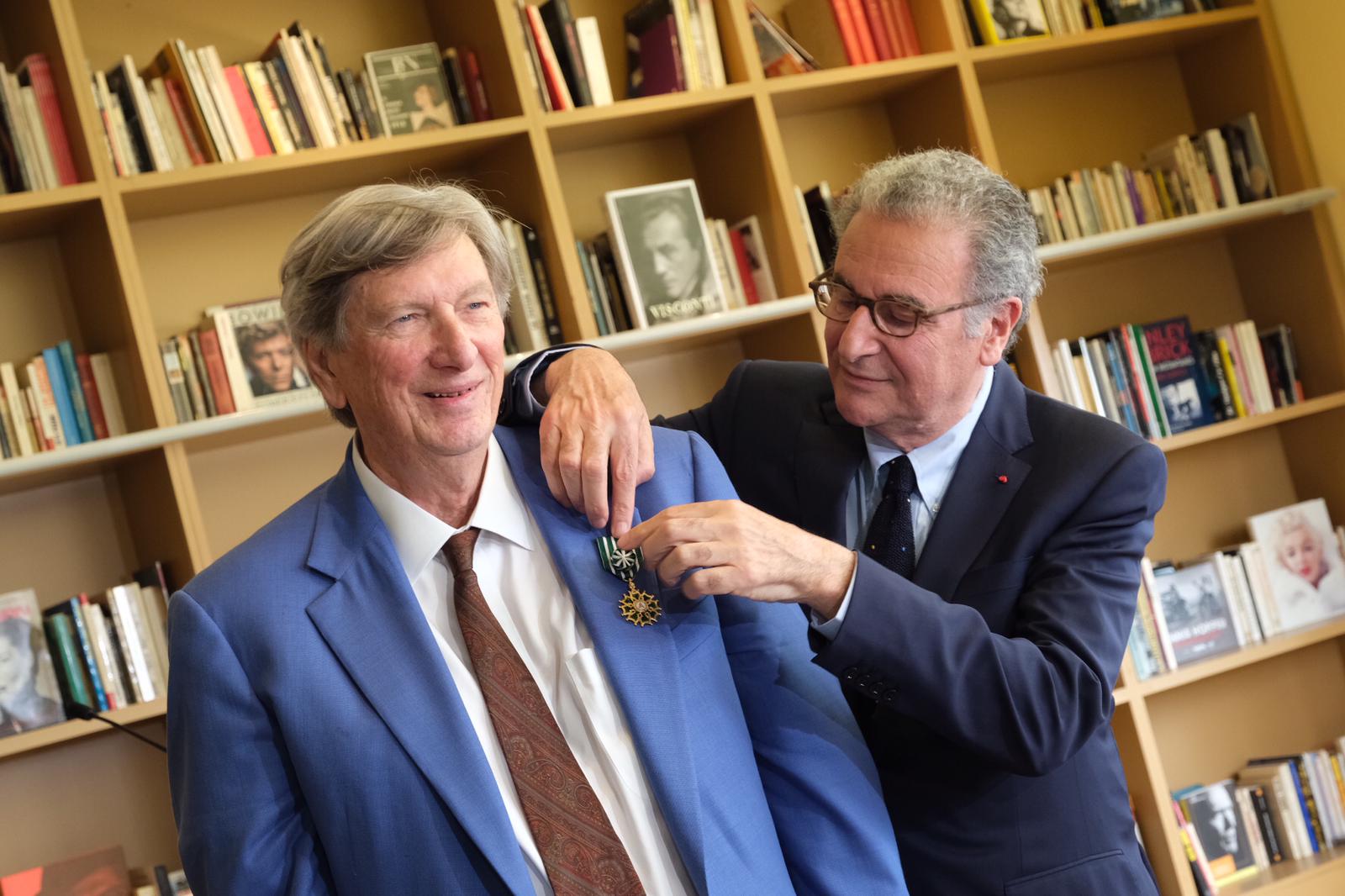 John Bailey décoré par Serge Toubiana, président d'UniFrance