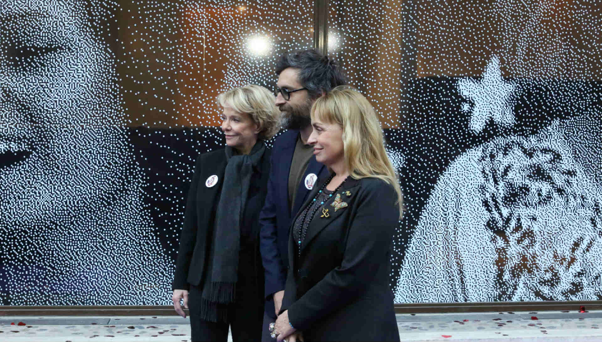 Frédérique Bredin, Rosalie Varda et Mathieu Demy à l'inauguration de la façade du CNC hommage à Agnès Varda