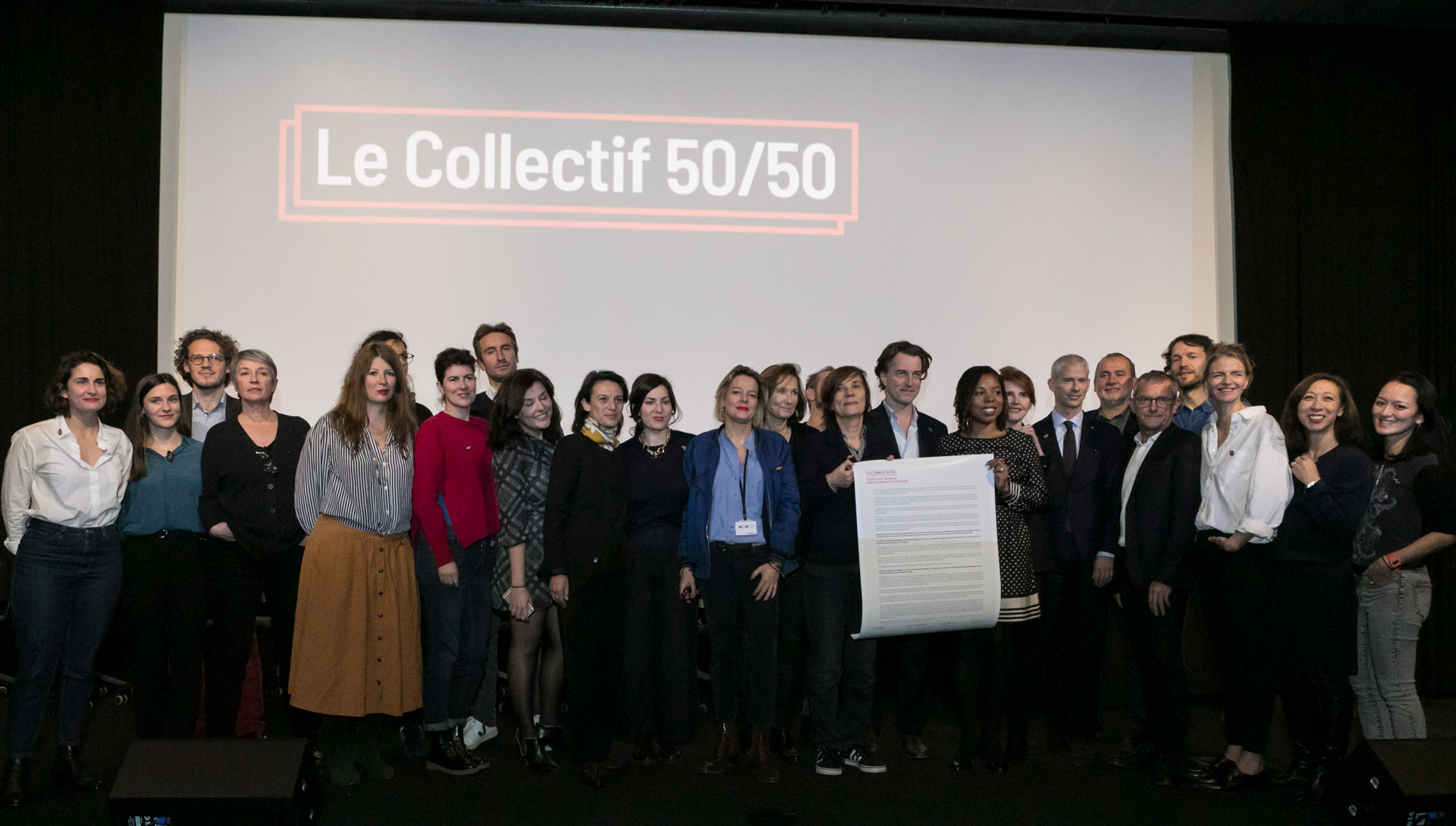 Signature du Collectif 50/50 et des principales organisations professionnelles d’une charte pour l’inclusion dans le cinéma et l’audiovisuel, le 14 novembre 2019 au CNC