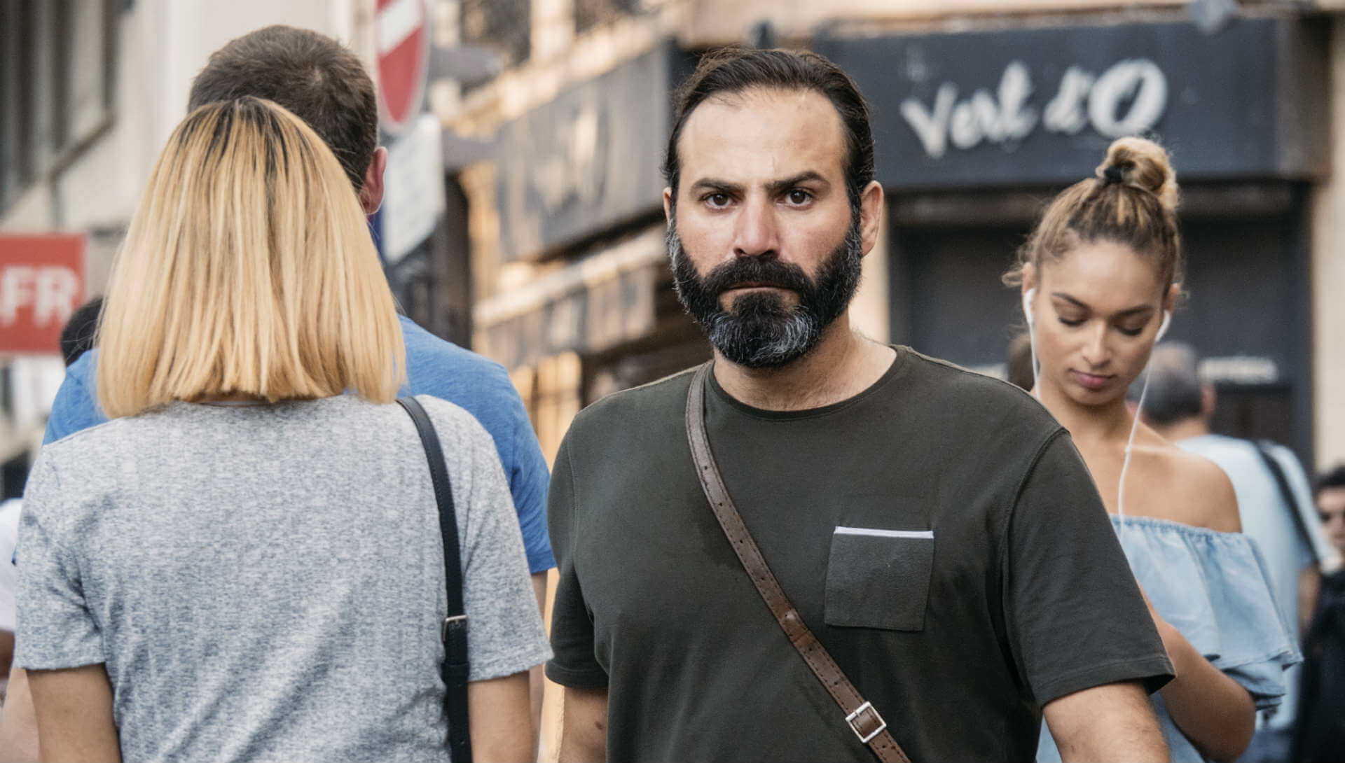 Jalal Altawil dans le rôle de Fares scène de l'épisode 4 de la série Eden