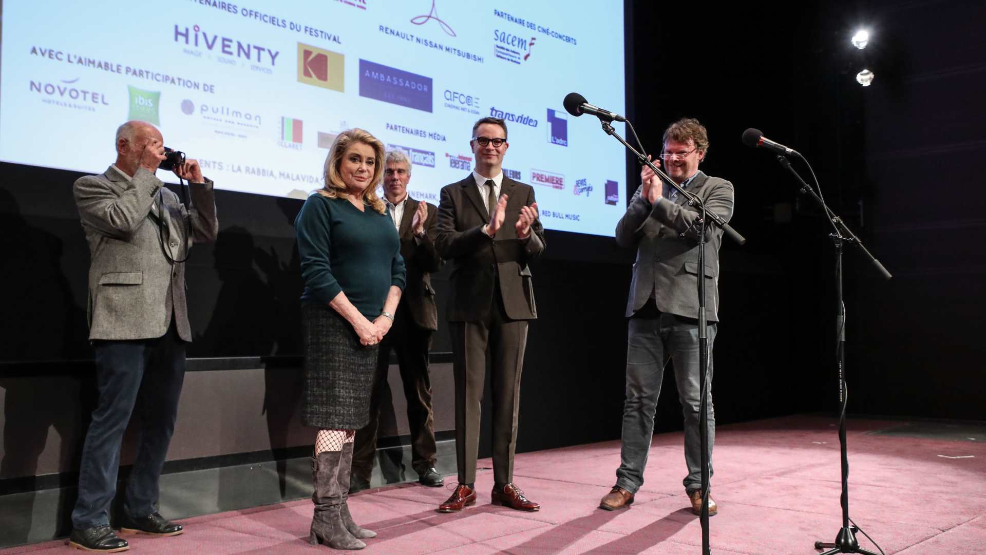 Nicolas Winding Refn et Catherine Deneuve à l'ouverture du festival Toute la mémoire du monde