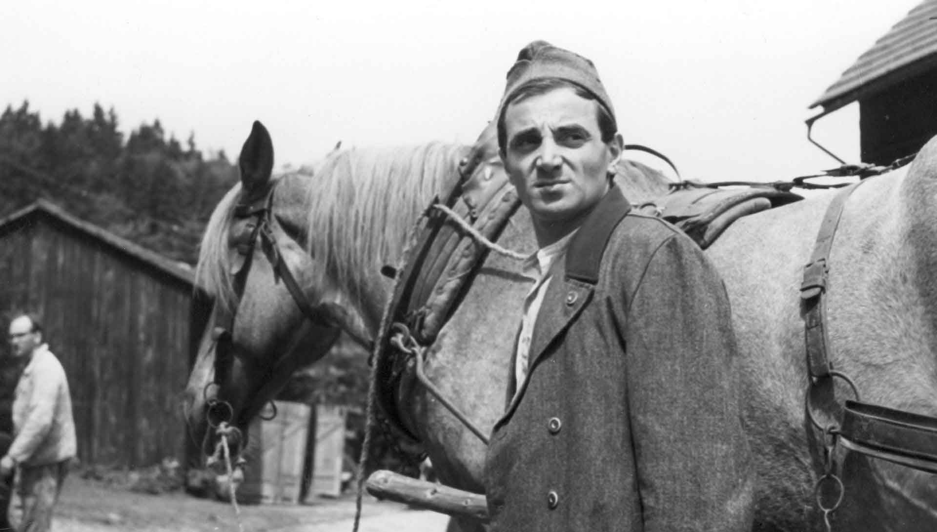 Charles Aznavour dans Le Passage du Rhin