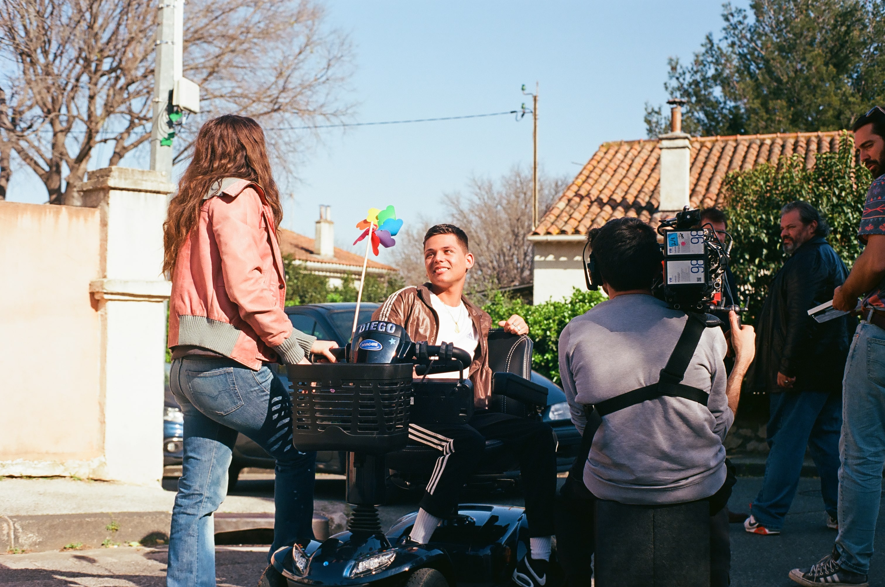 Le comédien Sofian Ribes sur le tournage de \